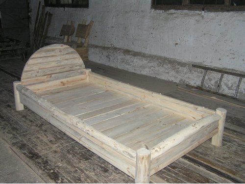 Łóżko drewniane pojedyncze.