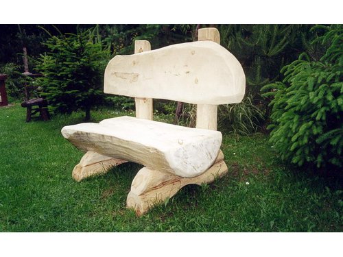 Masywna drewniana ławka z półbala