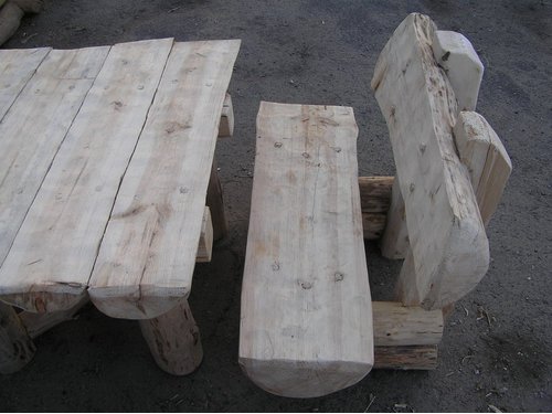 Masywny stół z ławkami z litego drewna