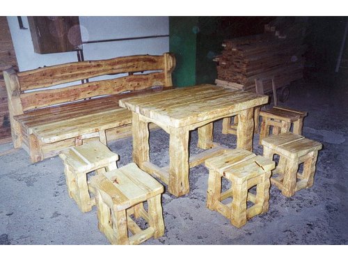 Drewniany masywny stół,taborety,skrzynie z oparciem