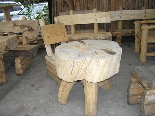 Drewniany stolik do ogrodu i na taras 