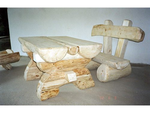   Masywny stół z ławkami z półbala