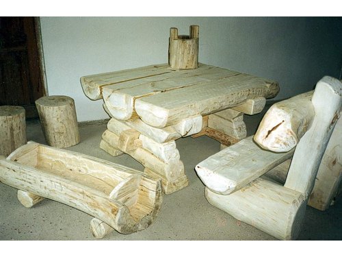 Masywny stół z ławkami z półbala