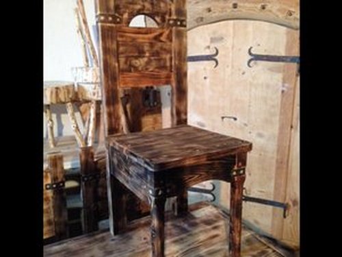 Solidne drewniane krzesła w stylu wiejskim