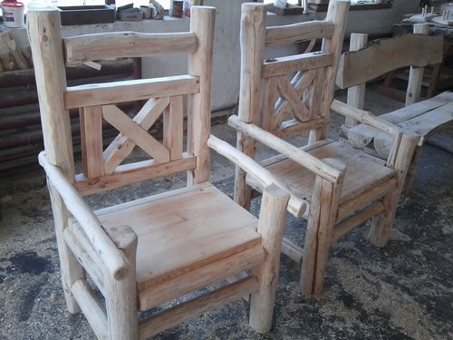 Masywne drewniane krzesła
